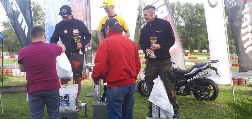 Zawodnicy Wyczóła na podium Supermoto