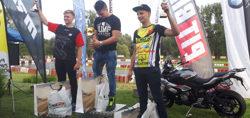 Zawodnicy Wyczóła na podium Supermoto