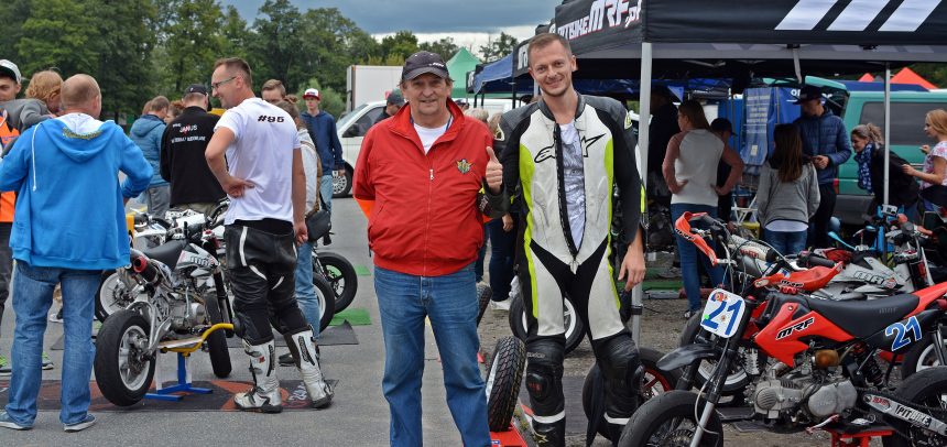 Zawodnicy Wyczóła na podium Supermoto