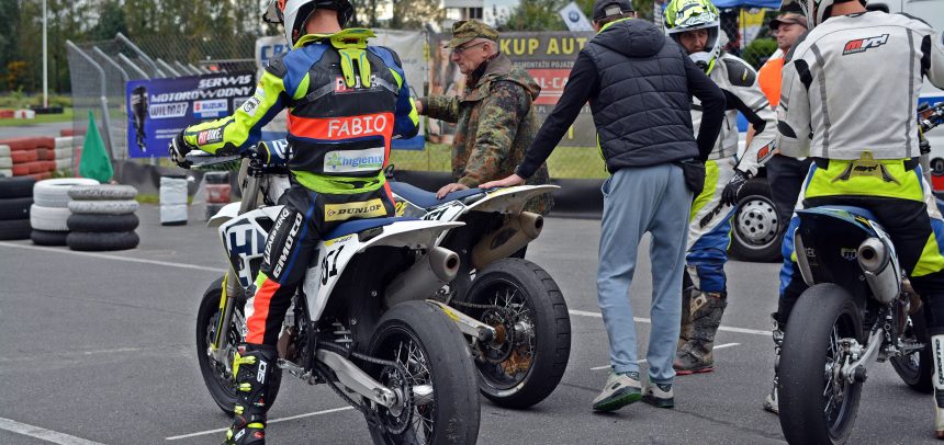 Zawodnicy Wyczóła na podium Supermoto