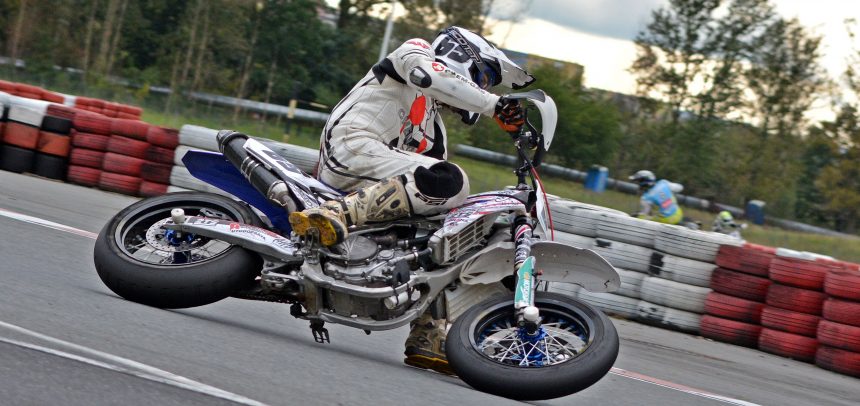 Zawodnicy Wyczóła na podium Supermoto