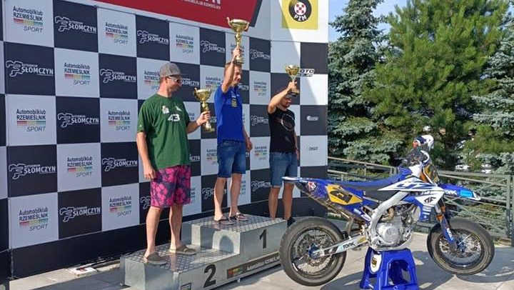 Podium Michała Pawlika w III rundzie MP Supermoto w Słomczynie